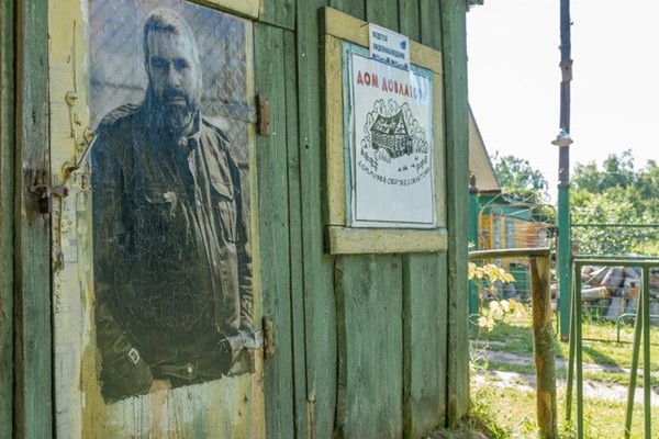 «Лет десять назад я спас утопающего. Вытащил его на берег Черного моря. Жили мы тогда в университетском спортивном лагере. Ко мне подошел тренер и говорит: "Я о тебе, Довлатов, скажу на вечерней линейке".
Я обрадовался.
Мне нравилась гимнастка по имени Люда. И не было повода с ней заговорить. Вдруг такая удача.
Стоим мы на вечерней линейке. Тренер говорит: "Довлатов. шаг вперед! "
Я выхожу. Все на меня смотрят. И Люда в том числе.
А тренер продолжает: "Обратите внимание! Живот выпирает, шея неразвитая, плавает, как утюг, а товарища спас! "
После этого я на Люду и смотреть боялся.»

Сергей Довлатов

*** 
На фото: Сергей Давлатов жил в деревне Березино,  в Пушкинских Горах, Псковской области.  Он работал здесь, в музее- заповеднике
А. С. Пушкина, экскурсоводом. В доме сейчас организован музей. Хоть и полноценным домом эту хибару назвать нельзя...
Люди посещают его дом с экскурсией.Там подробно рассказывают о жизни писателя, можно посмотреть артефакты и фотографии из его жизни.