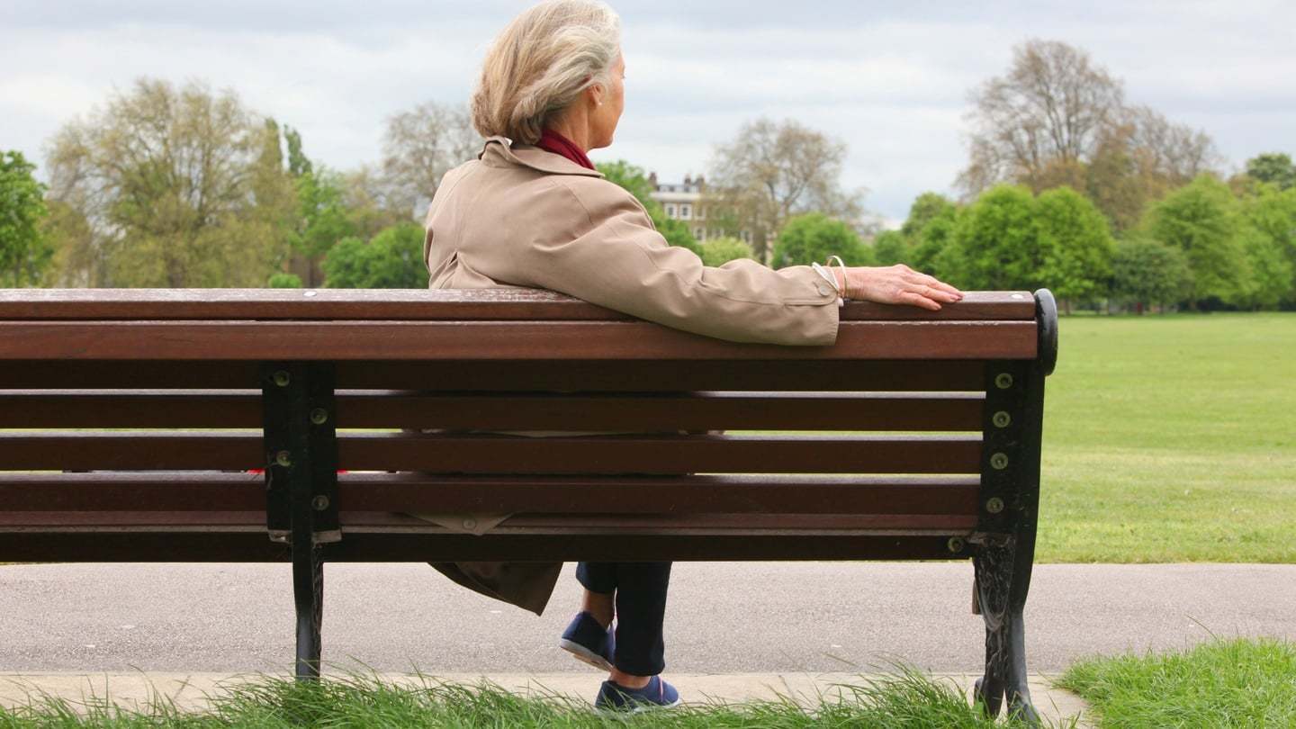 Пожилая женщина на скамейке