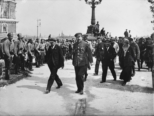 Ленин обходит строй почётного караула, направляясь к месту закладки памятника «Освобождённый труд» на Пречистенской набережной. 1 мая 1920 года. 