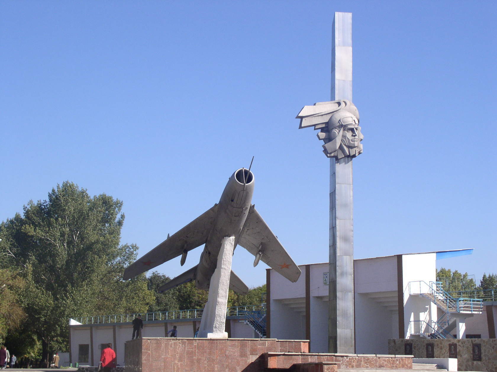 Слобода ровеньки лнр. Ровеньки самолет памятник. Город Ровеньки Ворошиловградской области. Памятники города Ровеньки Луганской области. Поселок Ровеньки Луганская область.