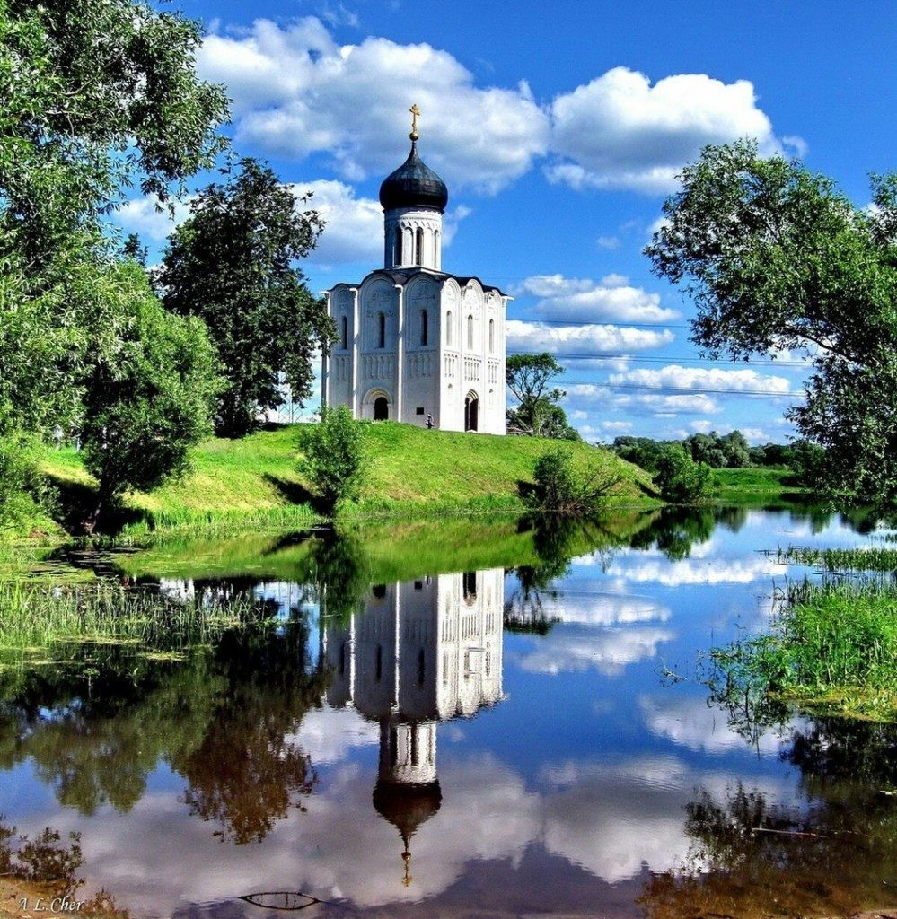 Через церковь. Россия берёзы православный храм. Церковь на реке. Храм природа. Храм у реки.