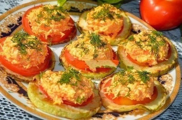 ЗАКУСКА ИЗ КАБАЧКА, СЫРА И МОРКОВИ

 Для ее приготовления лучше использовать молодые кабачки без крупных семечек

Ингредиенты:
- кабачок средний 1 шт (примерно 15 колечек ),
- помидоры 2 шт,
- морковь 1 шт (130 г),
- сыр твердый 130 г,
- чеснок по вкусу,
- майонез,
- зелень.

Приготовление:
Кабачок порезать колечками, посолить и оставить на 10 мин
Помидоры порезать колечками. С кабачков слить жидкость, обвалять в муке и обжарить с 2х сторон до золотистой корочки. Морковь потереть на мелкой терке. Сыр натереть на мелкой терке. Смешать сыр с морковью, выдавить чеснок, перемешать с майонезом.
Обжаренные кабачки выложить на блюдо, сверху помидор и сырно-морковный салат.