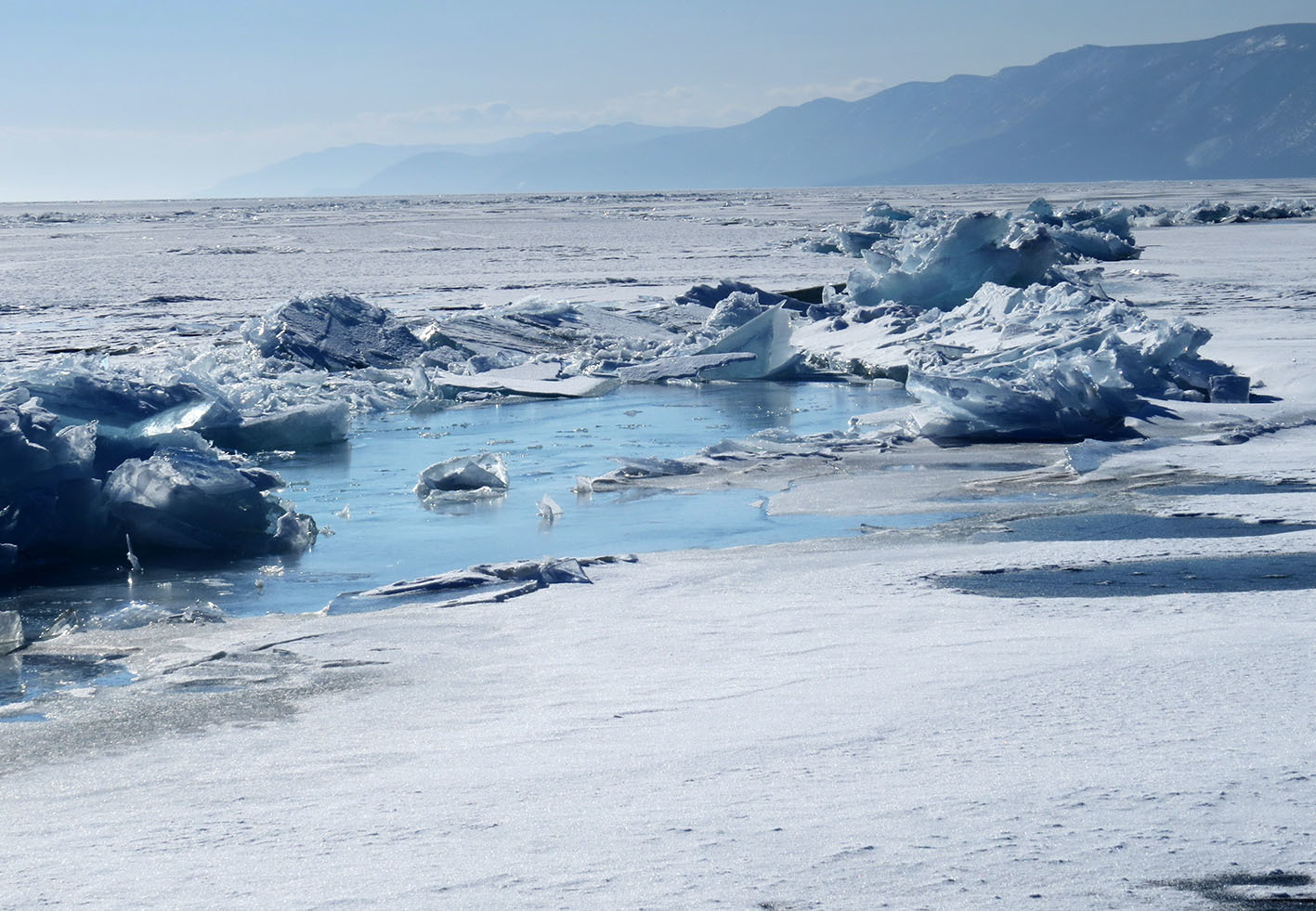 Ледовое море. Замерзший Байкал. Байкальский лед. Байкальская вода замерзшая. Замерзший Байкал фото.