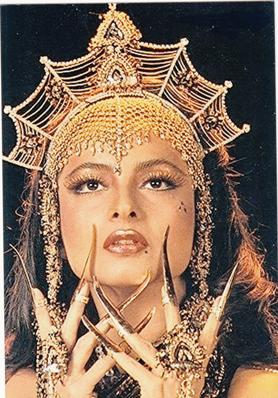 Rekha actress. Фотосессия Рекха 90. Рекха с веером. Плакаты Рекха Болливуда. Рекха в Красном.